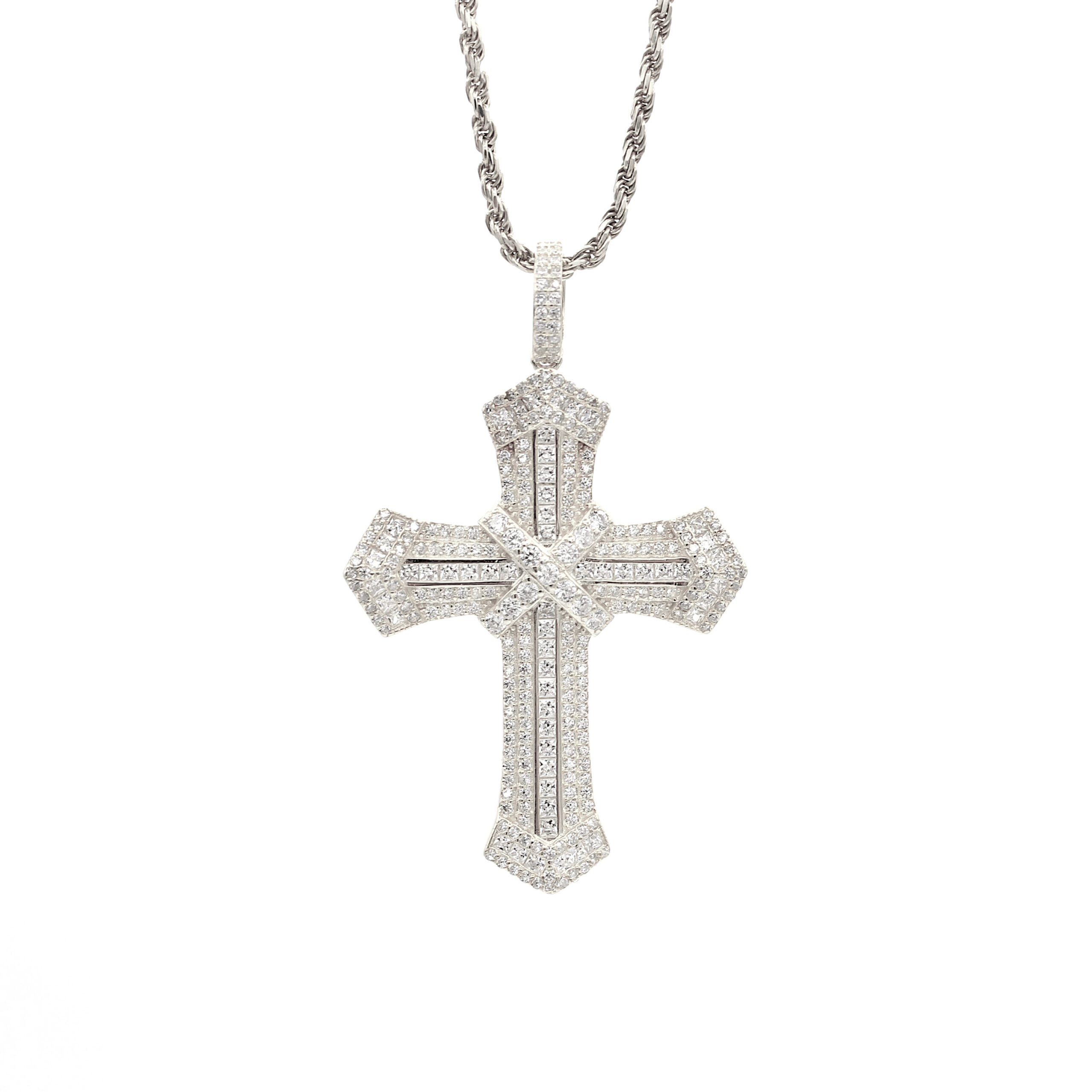 croce_uomo_con_collana_argento_bianca