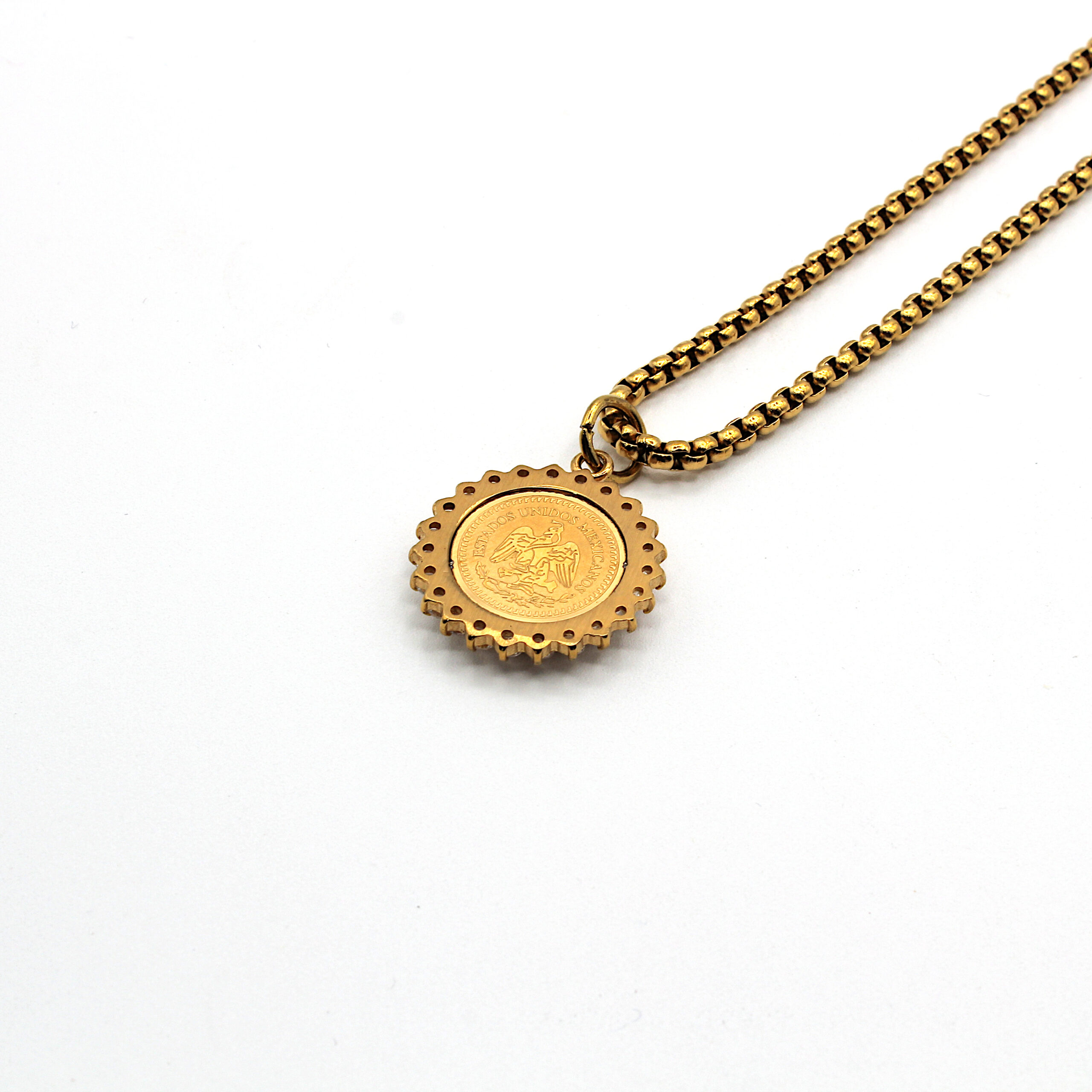 collana-acciaio-dorato-pendente-medusa-nera-cristalli-style