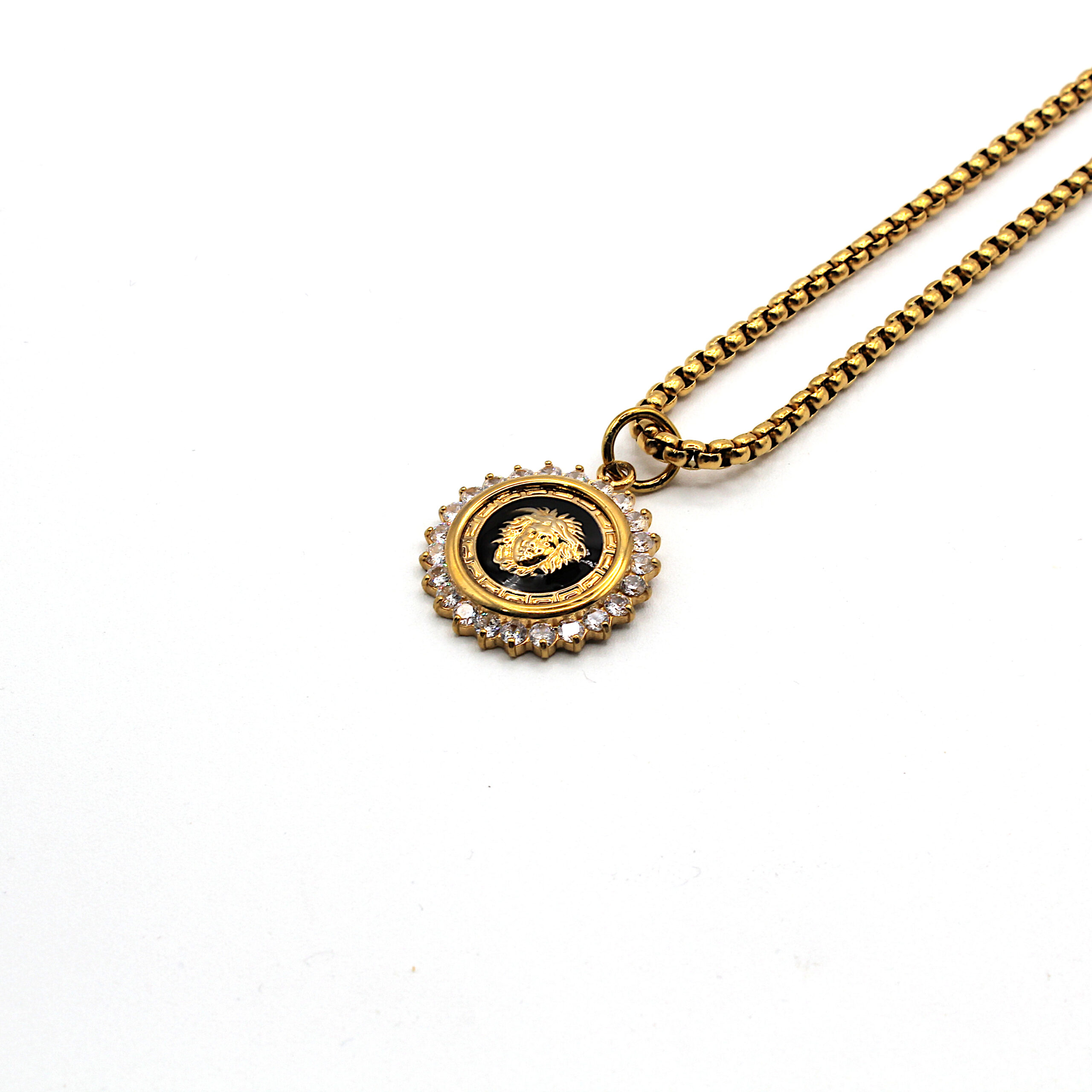 collana-acciaio-dorato-pendente-medusa-nera-cristalli-style.3