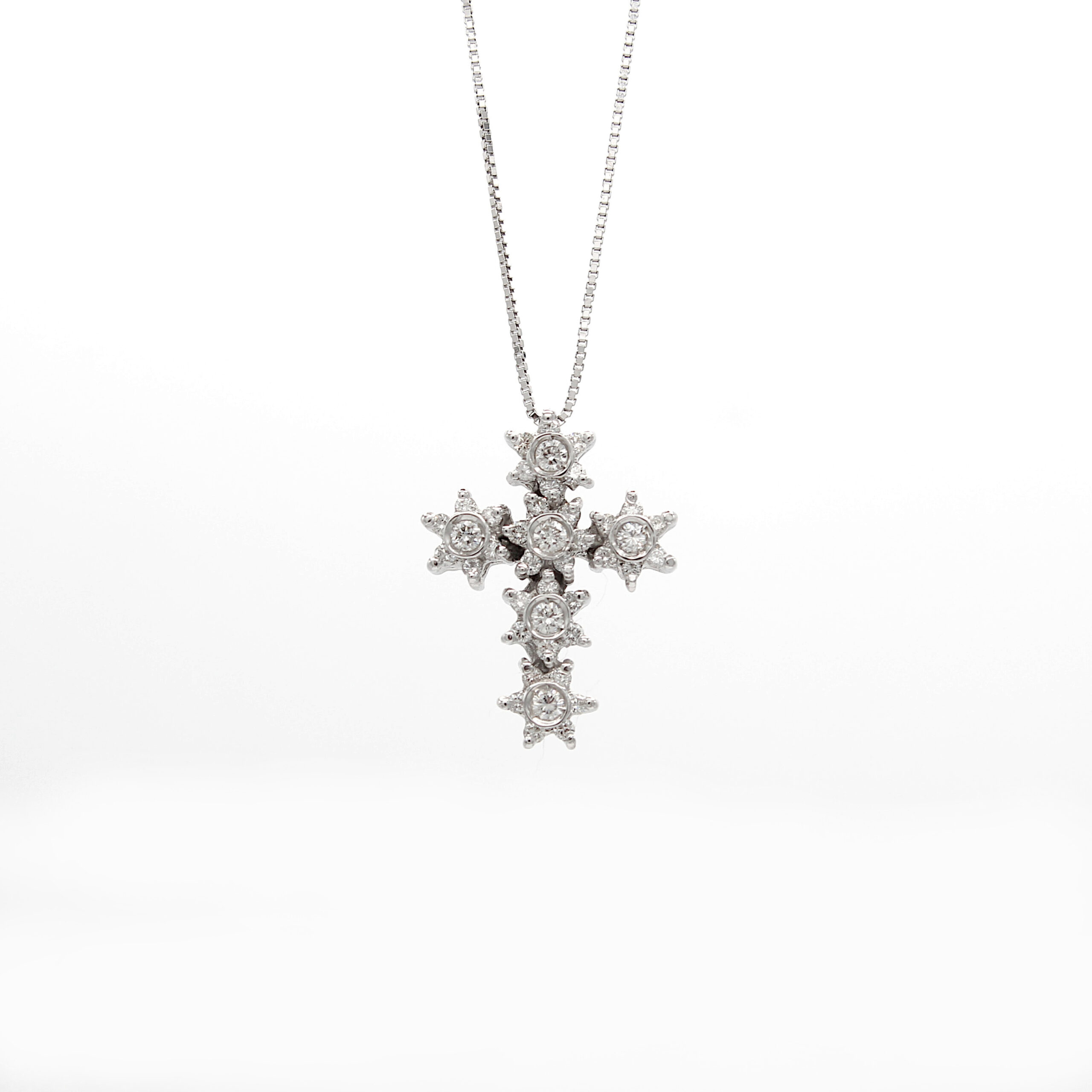 "Pendente a croce in oro giallo 18 kt con diamanti naturali taglio brillante, artigianato italiano di lusso."