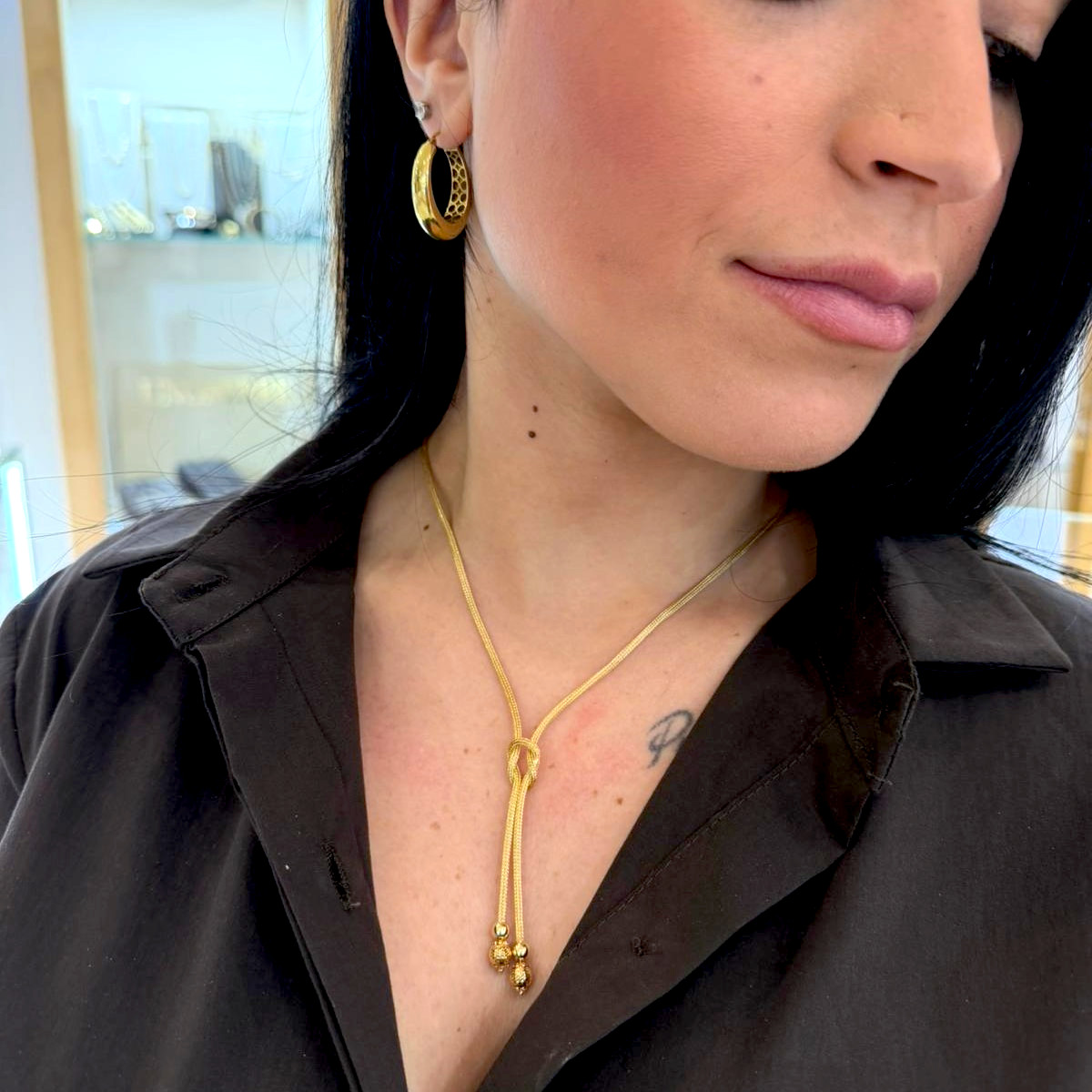 Collana Oro 750 Made in Italy con Pendente Verticale Geometrico 5.5cm indossato