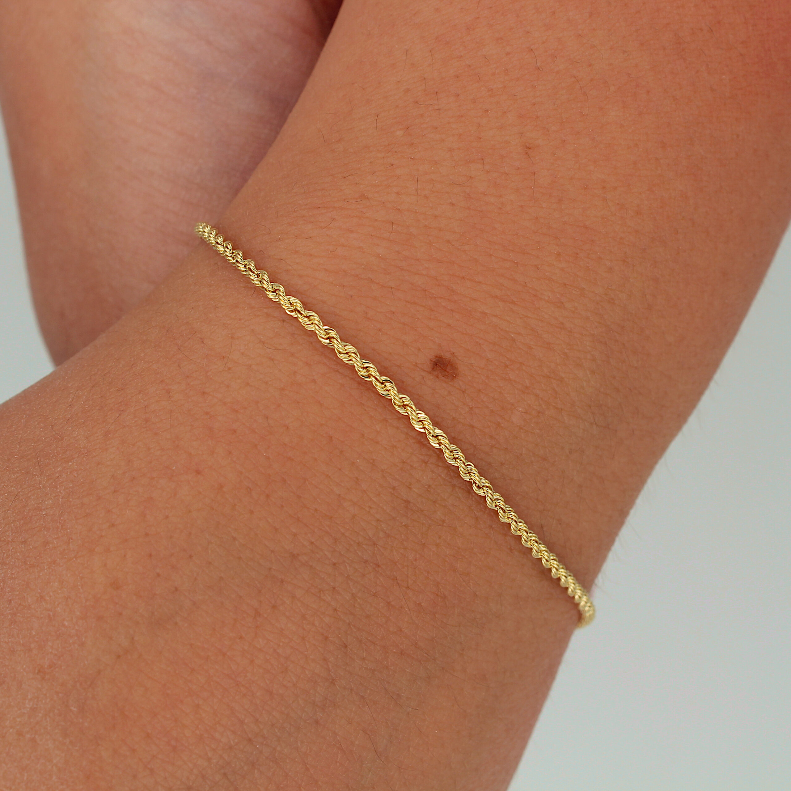 bracciale-oro-18kt-giallo-maglia-corda-torciglione-indossato.jpg