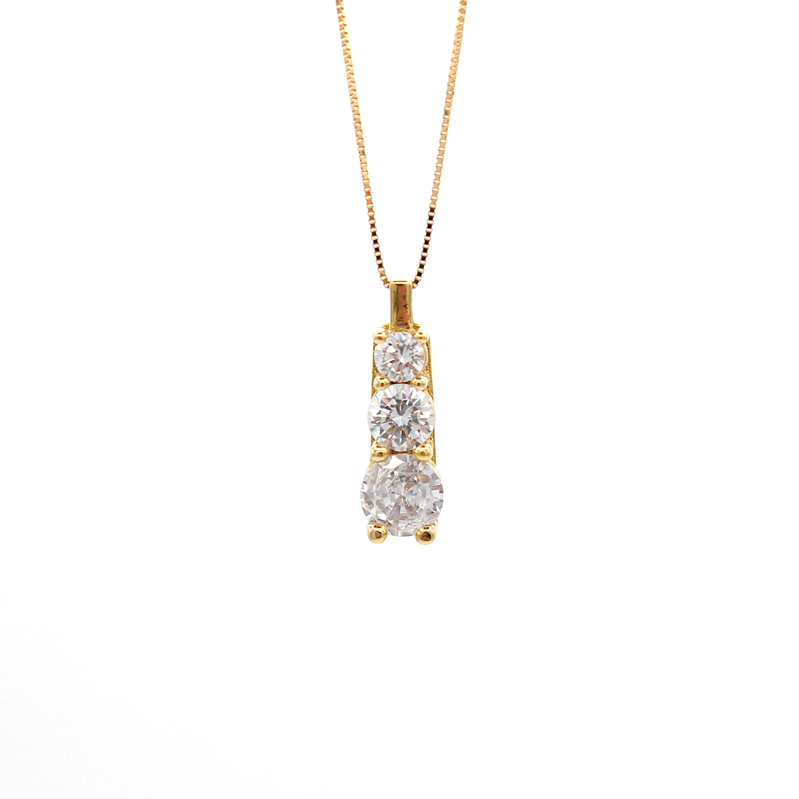 Collana in oro giallo 18kt con ciondolo Trilogy composto da tre zirconi brillanti a scalare da 3mm, 4mm e 5mm su elegante catenina veneziana da 45 cm Made in Italy.