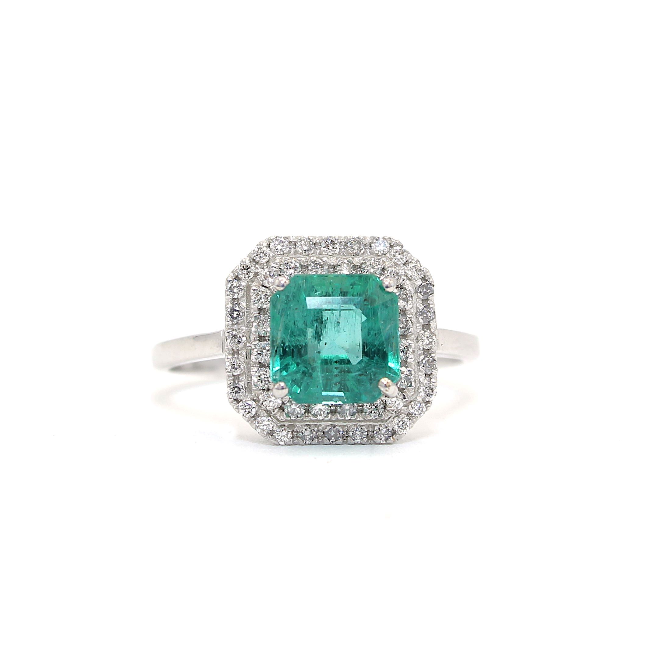 "Anello in oro bianco Made in Italy con smeraldo naturale dello Zambia da 2,03 carati taglio ottagonale 8x8 mm al centro, circondato da un doppio contorno di diamanti brillanti e corredato da certificato IGLF su sfondo bianco."