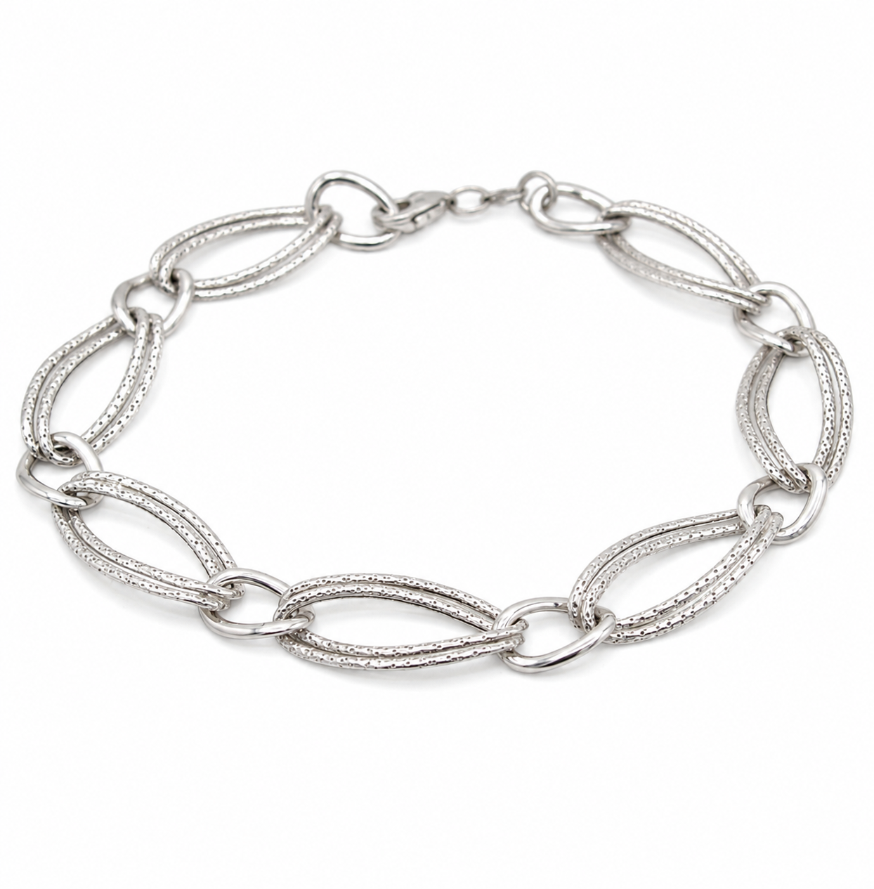 Bracciale da donna in oro bianco 18 carati a maglia ovale intrecciata con finitura diamantata, lungo 20 cm e dal peso di 3,70 grammi, disposto a cerchio su sfondo bianco.