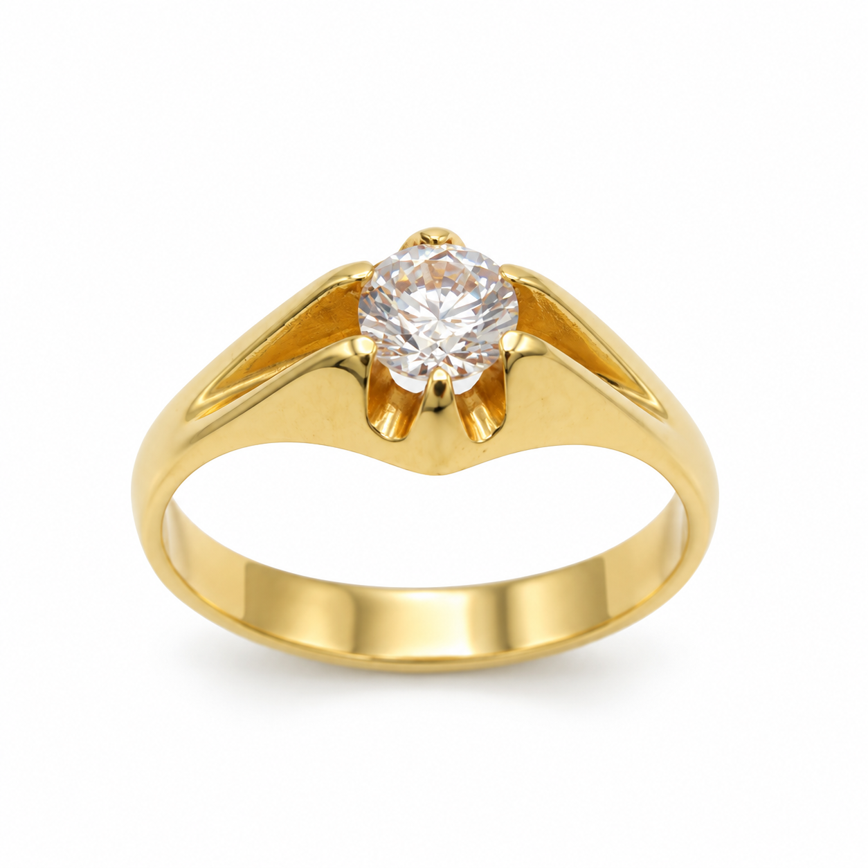 Anello solitario da uomo in oro giallo 18 carati con castone centrale incassato e zircone bianco taglio brillante da 5 mm di diametro, gambo largo 4 mm, misura 22 dal peso di 6,05 grammi, fotografato frontalmente su sfondo bianco.