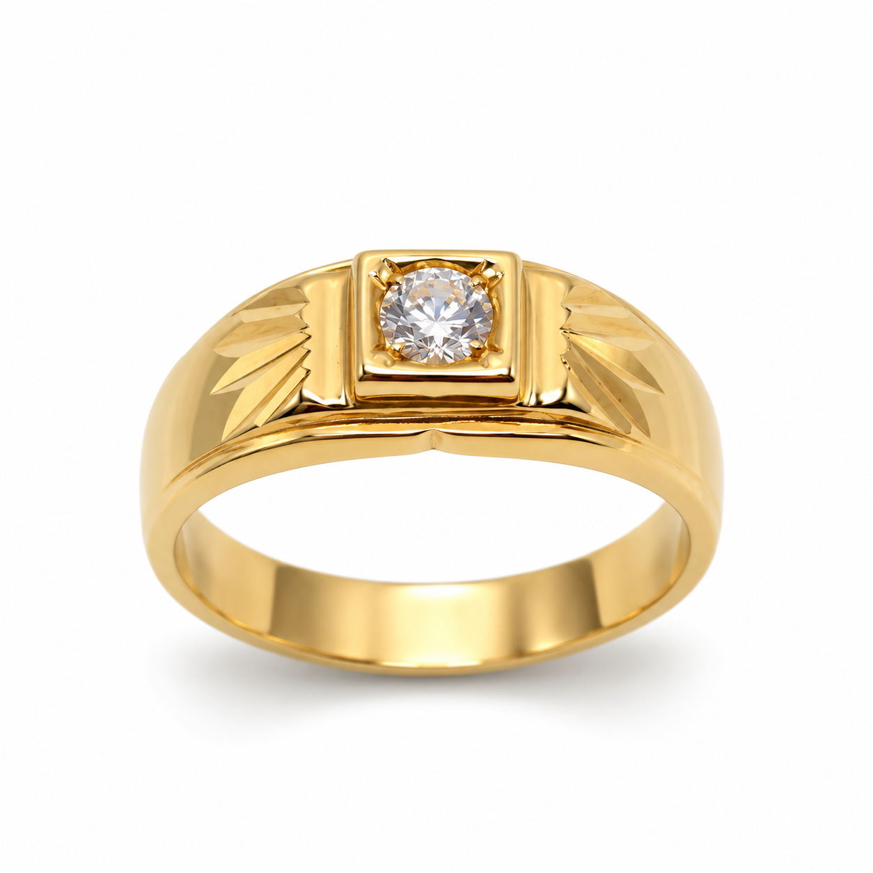 Anello chevalier da uomo in oro giallo 18 carati con castone centrale quadrato, zircone bianco taglio brillante da 4 mm e intagli geometrici sulle spalle, gambo largo 4 mm, misura 18 dal peso di 3,95 grammi, fotografato frontalmente su sfondo bianco