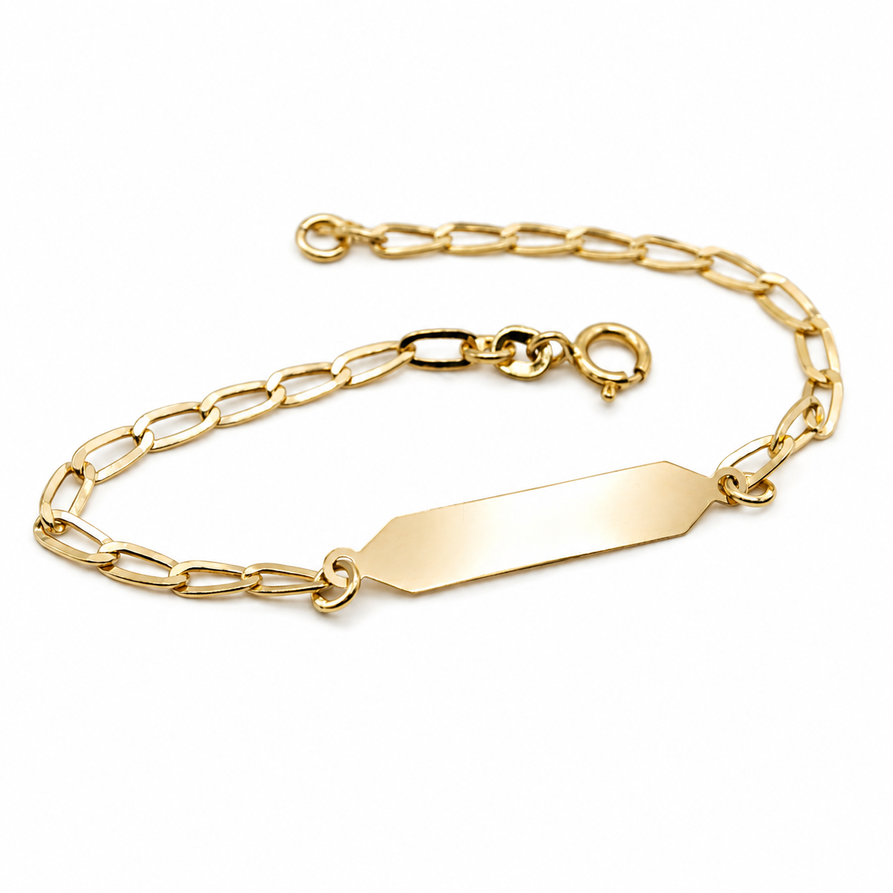 Bracciale da bambino in oro giallo 18 carati con piastrina centrale incisa di dimensioni 22 mm per 5 mm e catena a maglia ovale, lungo 13 cm e dal peso di 1,08 grammi, disposto delicatamente a semicerchio su sfondo bianco.