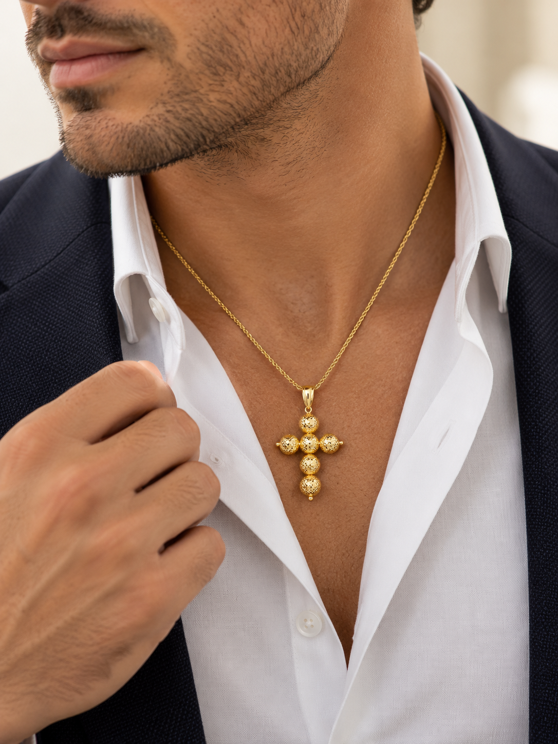 Ciondolo Croce Oro 18kt da Uomo Indossato con Catena a Corda su Abito