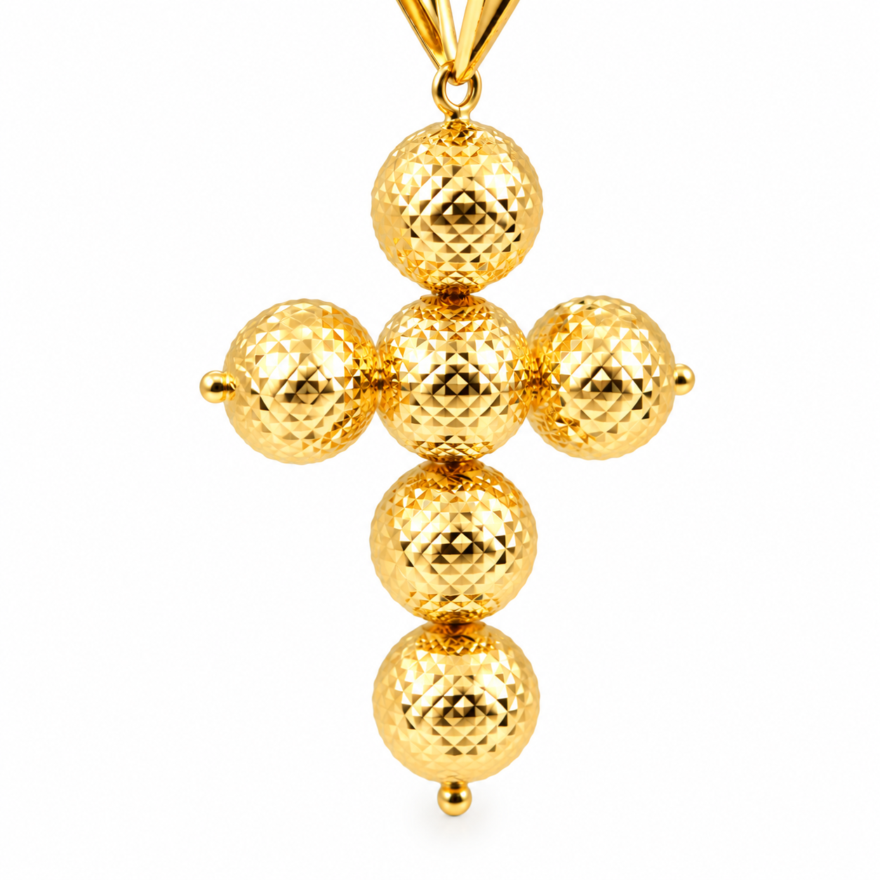 Ciondolo a forma di croce in oro giallo 18 carati composto da sfere diamantate sfaccettate da 9 mm di diametro, con contromaglia lucida sagomata, disposto al centro su sfondo bianco.