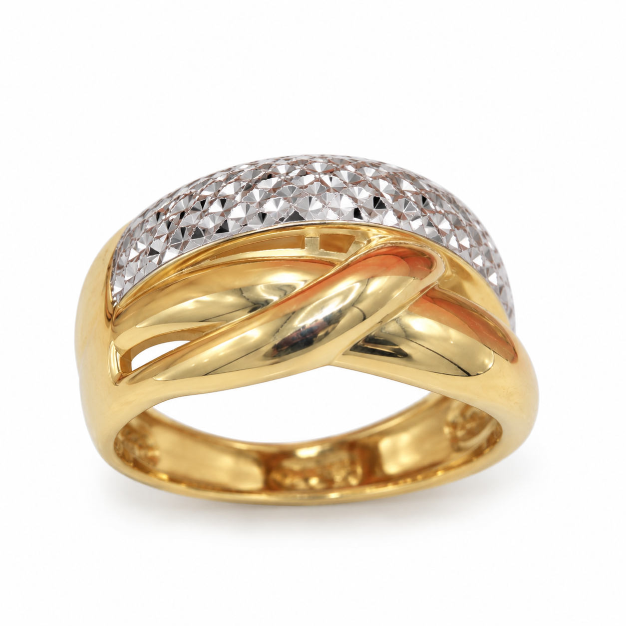 "Anello da donna a fascia bicolore in oro 18 carati Made in Italy con fasce incrociate in oro giallo lucido e fascia in oro bianco con lavorazione diamantata sfaccettata, misura 16, larghezza fascia 5 mm e peso 2,80 grammi su sfondo bianco."