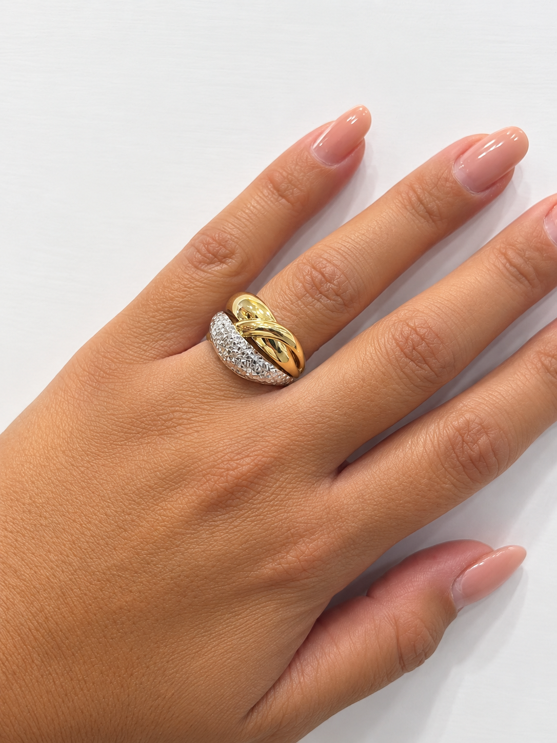 anello_fascia_bicolore_oro_18_carati_indossato_al_dito