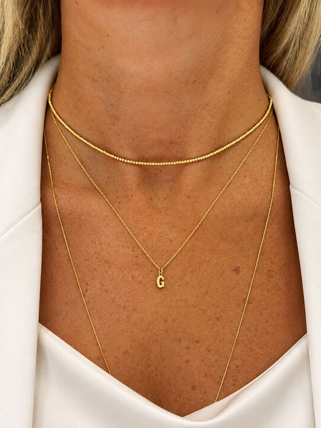 collana_lettera_iniziale_oro_giallo_indossata_girocollo_44cm.png