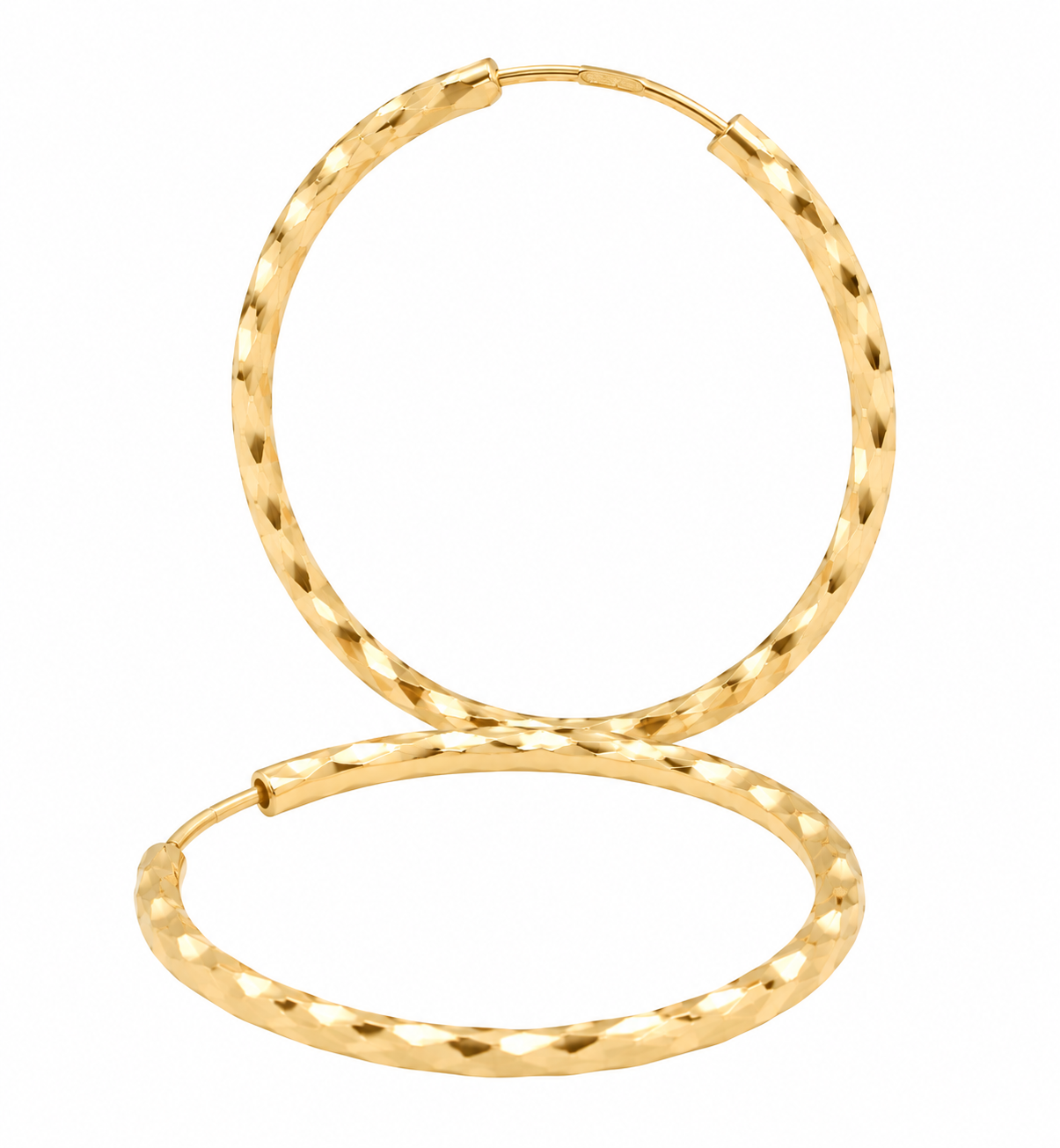 Coppia di orecchini a cerchio in oro giallo 18 carati Made in Italy con lavorazione diamantata sfaccettata, diametro 2 cm e peso 1,08 grammi su sfondo bianco."