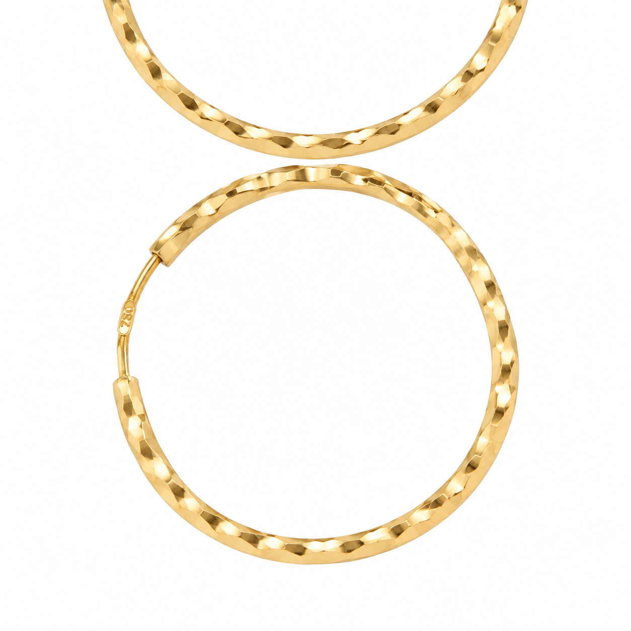 dettaglio_chiusura_punzone_750_orecchini_cerchio_oro_giallo.png