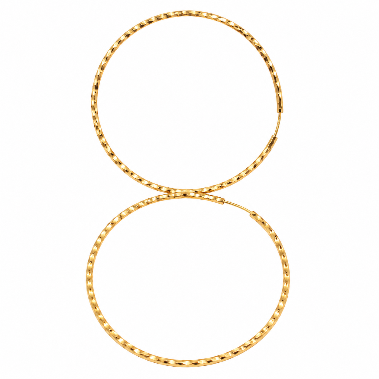 "Coppia di orecchini a cerchio grandi in oro giallo 18 carati Made in Italy con lavorazione diamantata ad alta riflettenza, diametro 5 cm e peso 3,70 grammi su sfondo bianco."