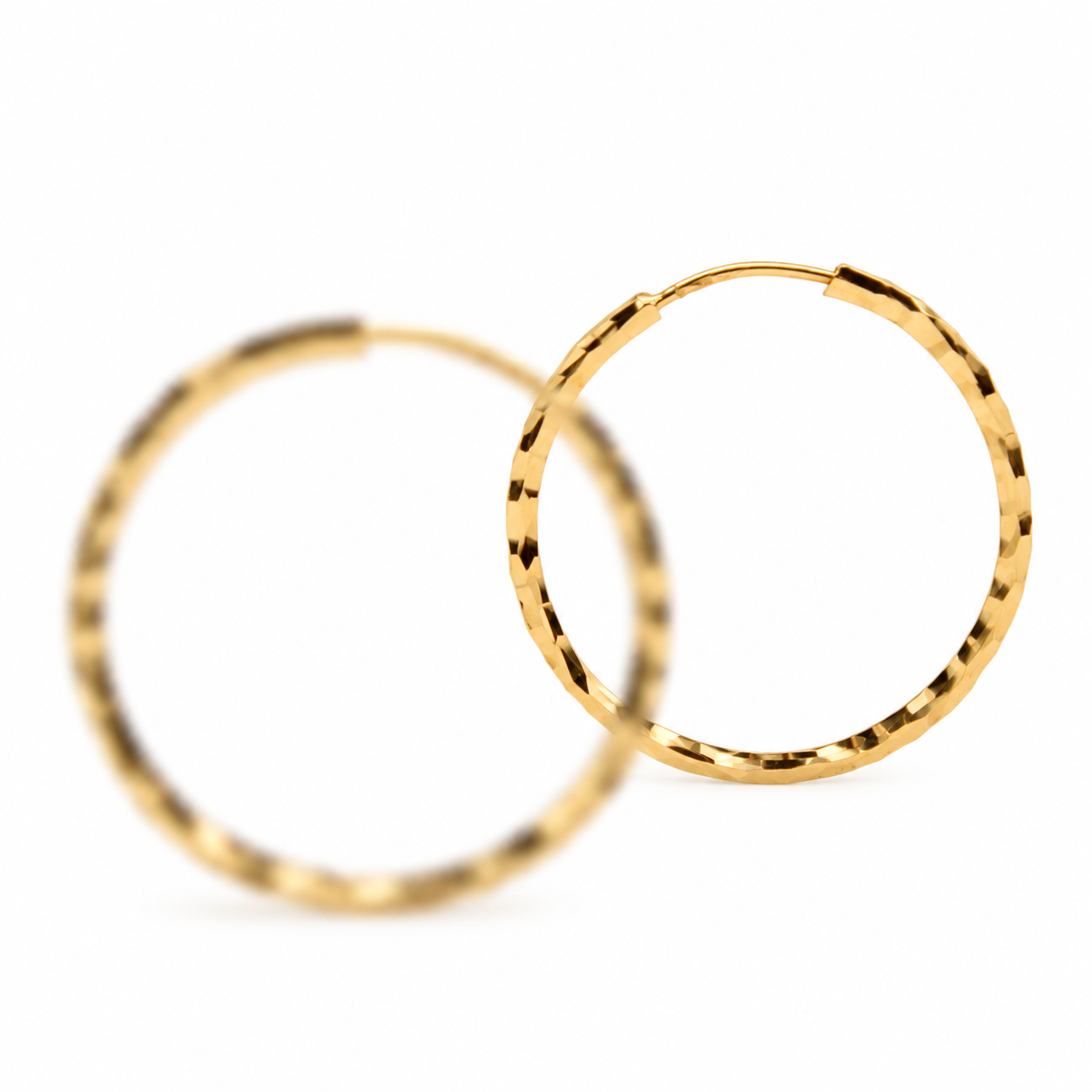 orecchini_cerchietti_oro_giallo_sfaccettati_prospettiva.png