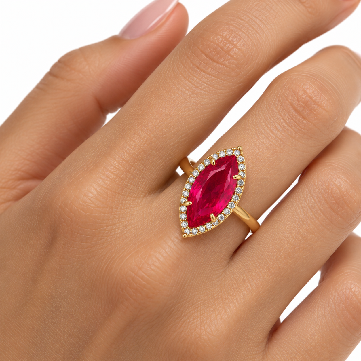 anello-navette-oro-giallo-zircone-rosso-indossato.png