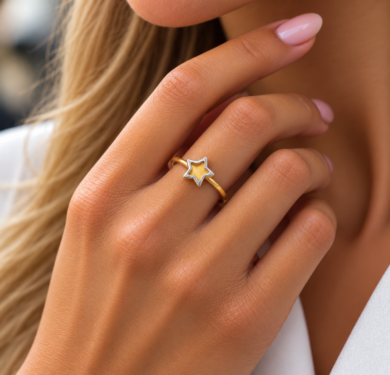 anello-oro-giallo-stella-indossato-mano.png