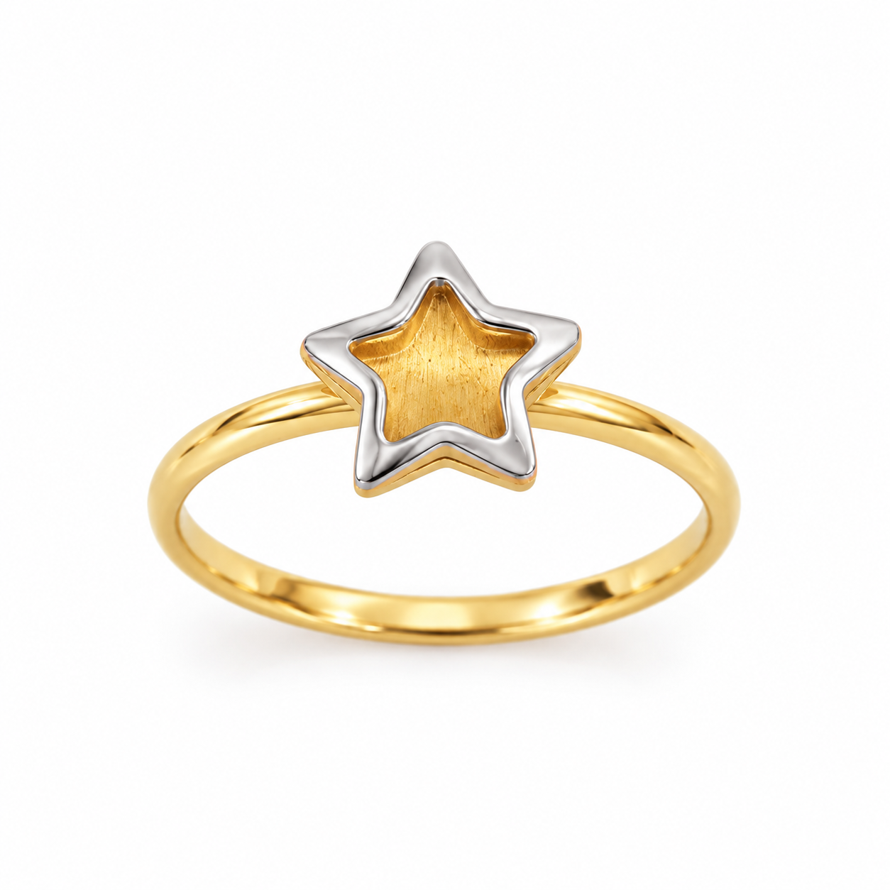 "Anello in oro giallo 18KT con stella centrale, misura 15, peso circa 1.35 grammi, design artigianale Made in Italy firmato Gilma Gioielleria."