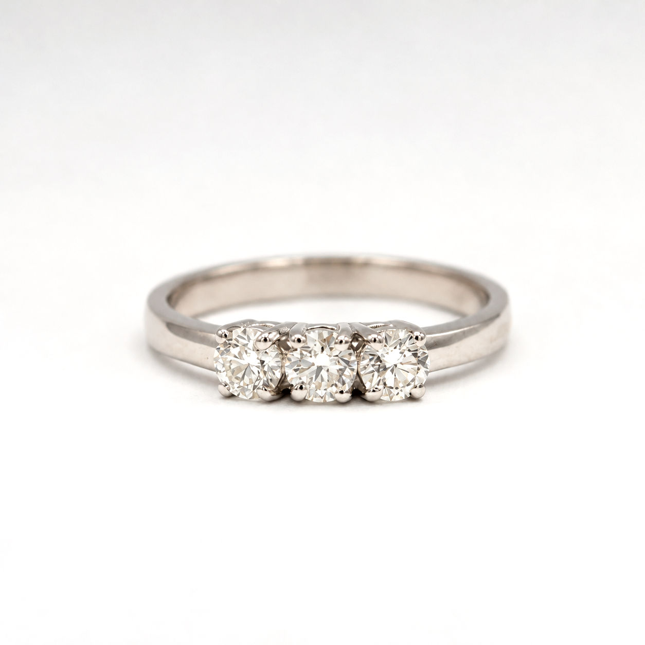 anello-trilogy-oro-bianco-18kt-3-diamanti-060ct.png