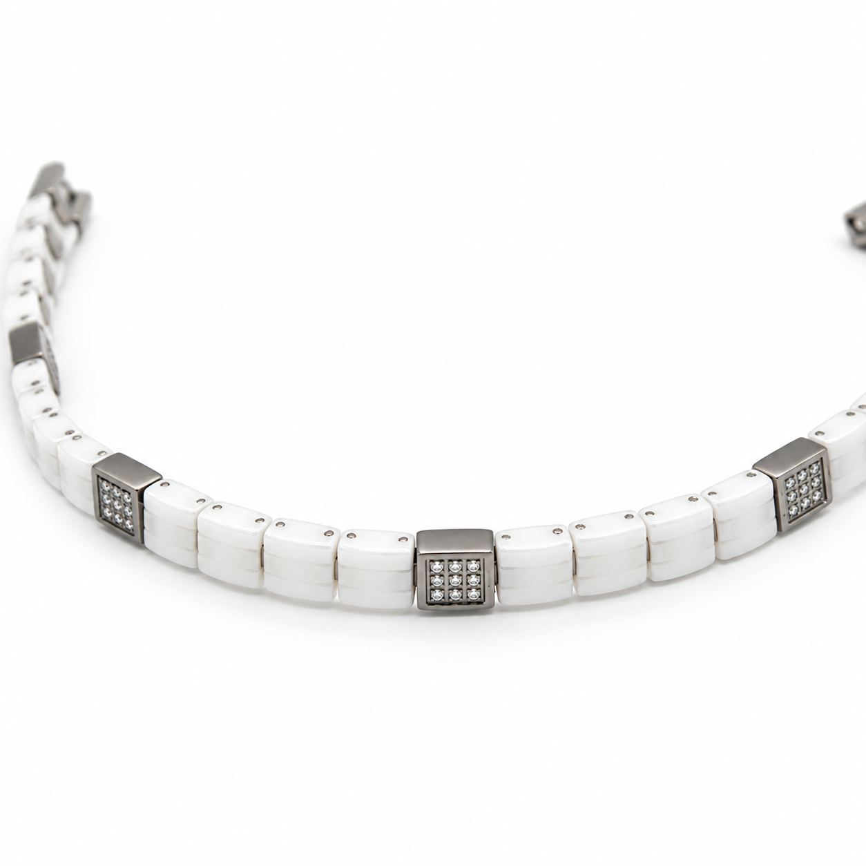 "Bracciale uomo in ceramica bianca lucida e acciaio inossidabile con inserti quadrati in pavé di diamanti 0,36CT e chiusura a scatto, Gilma Gioielleria."