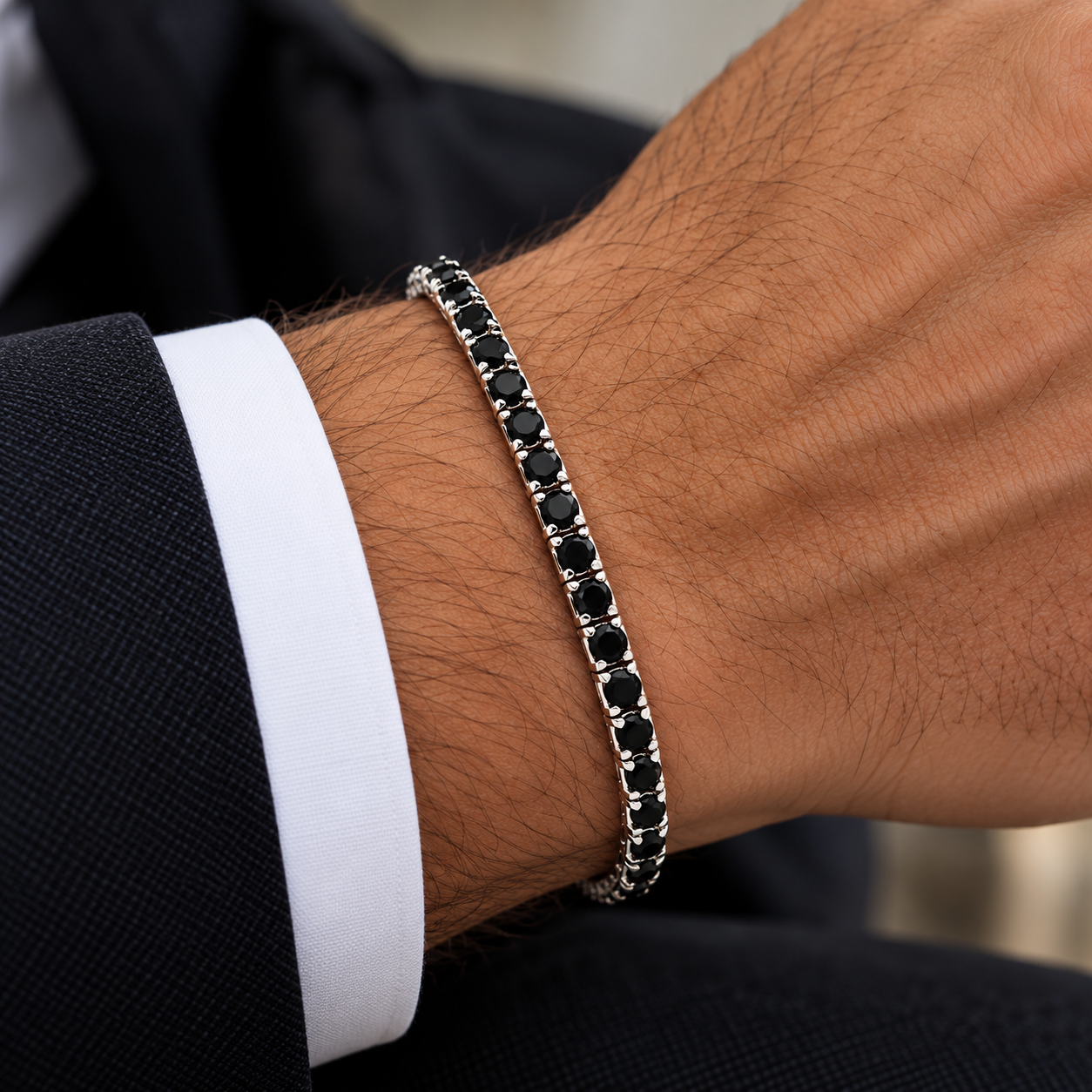 bracciale-tennis-oro-bianco-zirconi-neri-indossato-polso.png