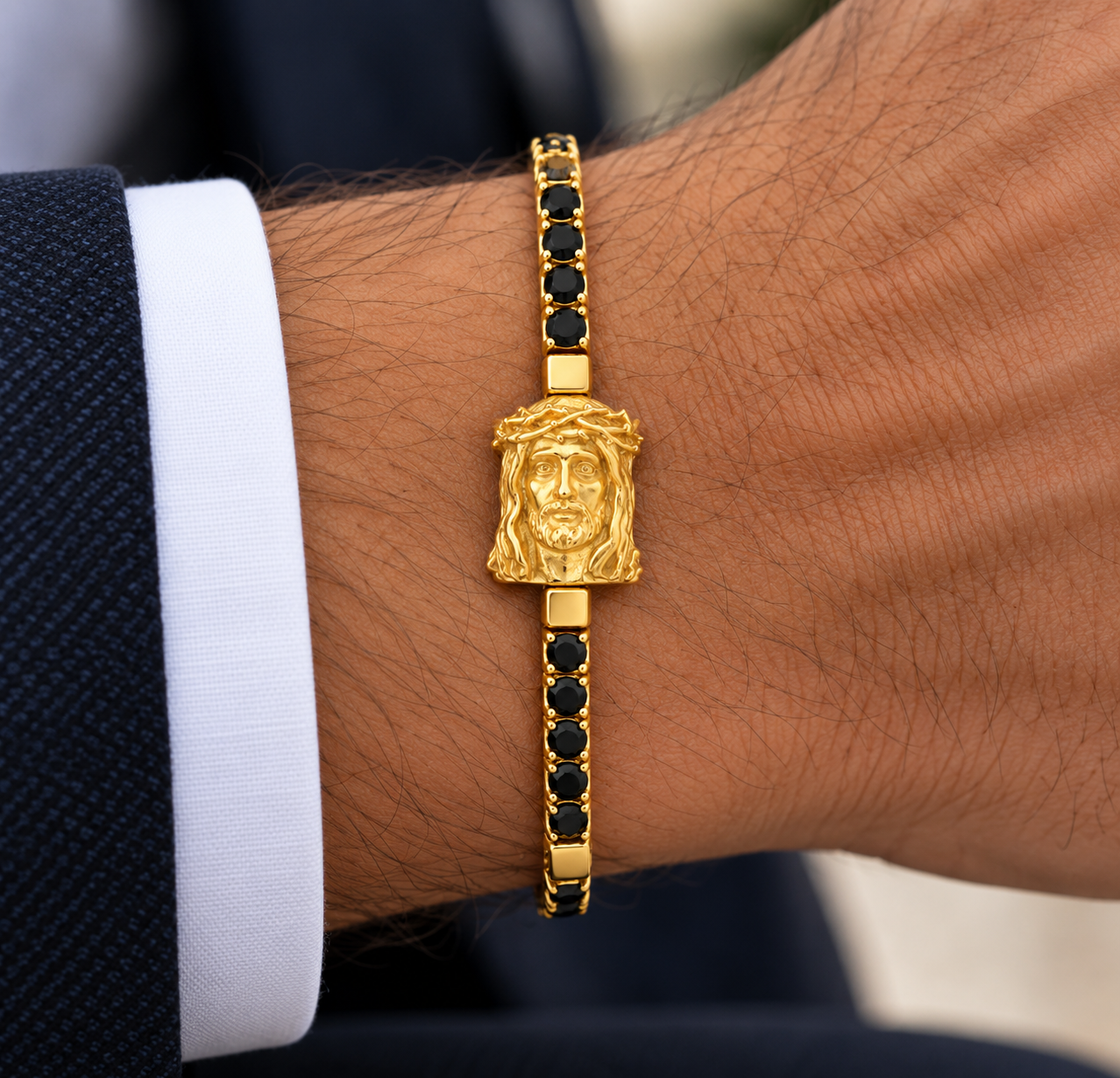 bracciale-uomo-oro-cristo-indossato-polso.png