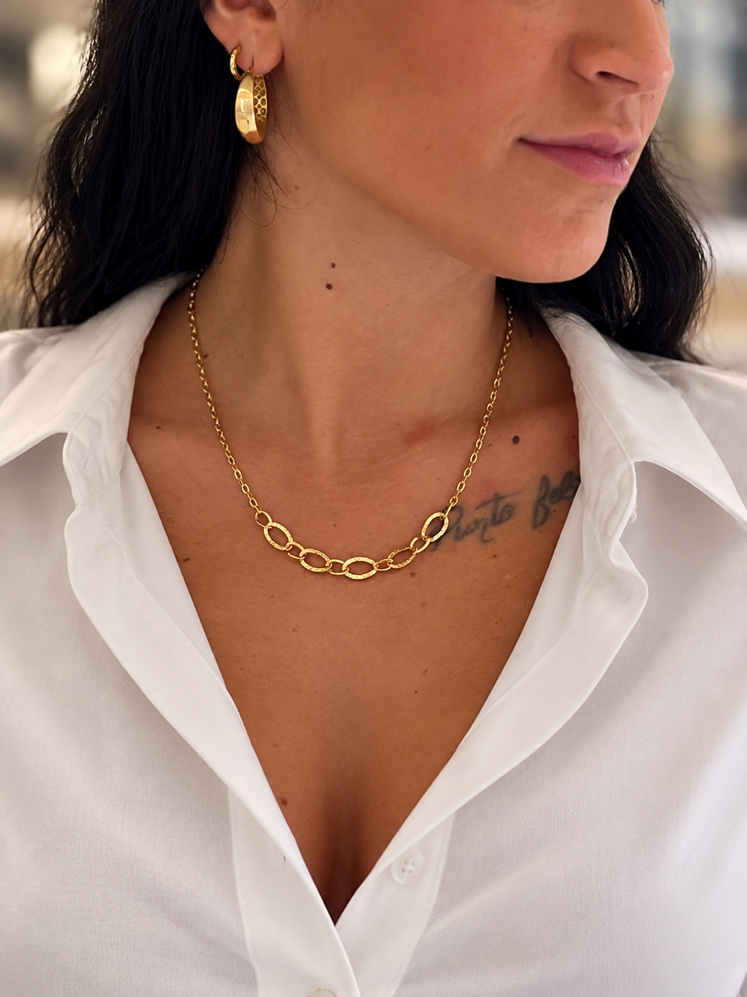 collana-oro-giallo-750-maglia-ovale-martellata-decollete.jpg