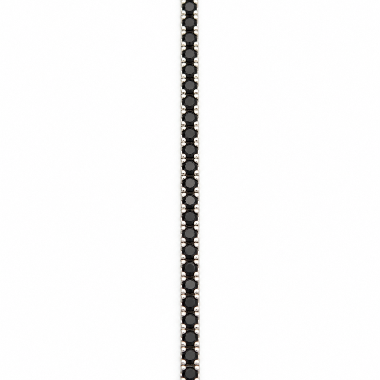 dettaglio-zirconi-neri-3mm-oro-bianco-750.png