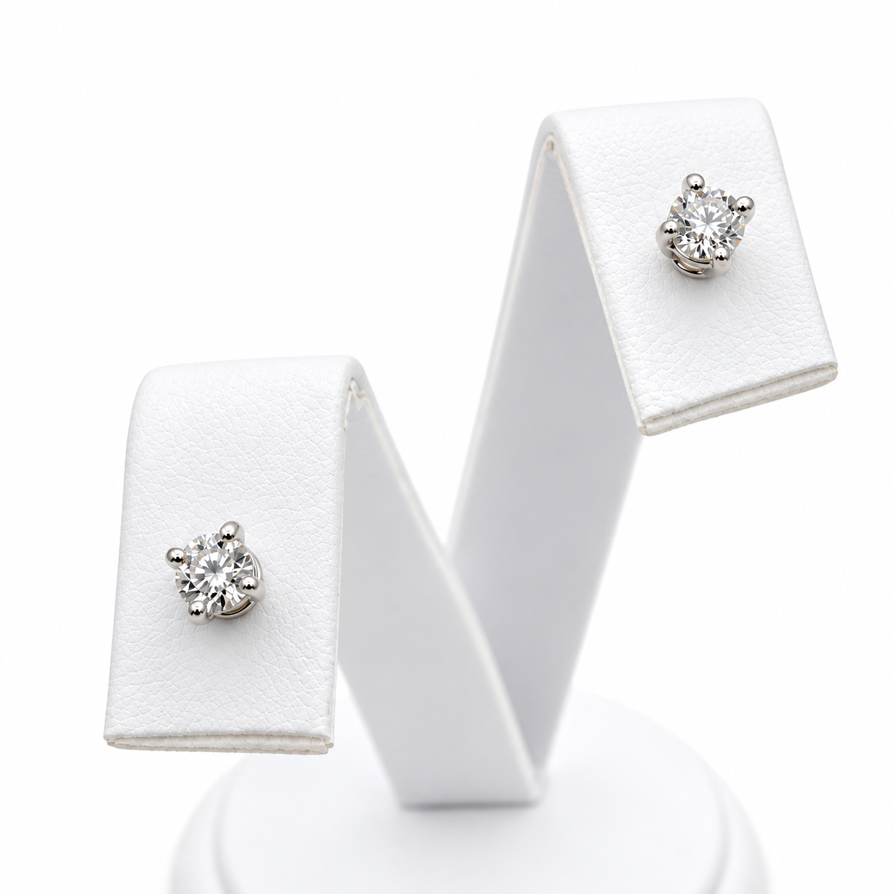 "Orecchini punto luce in oro bianco 18KT con diamanti naturali 0,40 ct totali e certificato gemmologico IGI, peso 1,25 gr, Made in Italy Gilma Gioielleria."